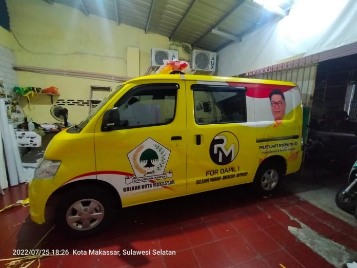 FOTO: Fungsionaris DPD II Partai Golkar Kota Makassar, H. Ruslan Mahmud saat me-launching ambulance gratis.