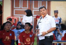 Pembukaan Bupati Cup Tingkat Ujung Bulu Diwarnai Eksibisi, DPRD Menang Tipis FOTO: Bupati Bulukumba Muchtar Ali Yusuf membuka turnamen sepak bola Bupati Cup I tahun 2022 Zona Kecamatan Ujung Bulu di Stadion Mini Bulukumba, Rabu, 10 Agustus 2022.