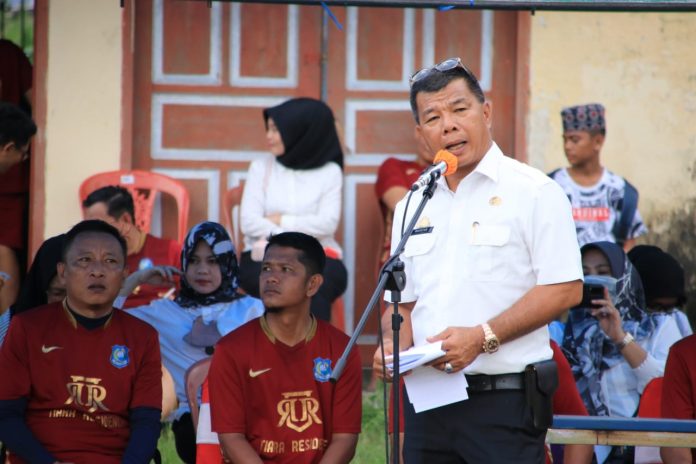 FOTO: Bupati Bulukumba Muchtar Ali Yusuf membuka turnamen sepak bola Bupati Cup I tahun 2022 Zona Kecamatan Ujung Bulu di Stadion Mini Bulukumba, Rabu, 10 Agustus 2022.