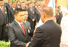 Pengurus KONI Sulsel Dikukuhkan Logo Porprov ke 17 Diluncurkan Secara Digital FOTO: Ketua Umum Koni Pusat Letjend (purn) Marciano Norman saat melantik Ketua KONI Sulsel Yasir Machmud, digelar malam tadi di hall Hotel Claro kota Makassar (10/08/22).