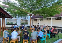 Devo Gelar, “Ngopi Dibawah Pohon” Bersama Penggiat Pariwisata dan Media FOTO: Sekertaris Disbudpar, Devo Khaddafi didampingi para pelaku di sektor Pariwisata diantaranya, Ketua ASITA, Ketua PHRI, Ketua GIPI, Anggota BPPD Sulsel, Ketua SMSI Rasid Alfarisi, Para Kabid Lingkup Disbudpar Sulsel dan Awak Media saat menggelar "Ngopi Bawah Pohon".