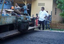 Dampang-Bontorita Mulai Mulus, Kades Asbar 15 Tahun Kami Menunggu, Terima Kasih Pak Bupati FOTO: Bupati Bulukumba Muchtar Ali Yusuf kembali melakukan peninjauan ke lokasi proyek pekerjaan jalan ruas Dampang- Bontorita.