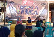 Pejabat RT Pertanyakan Anggaran Longwis, Lurah: Dari Dakel, Ada Juga Swadaya Warga Bangun Replika Menara Eiffel FOTO: Alimuddin Pejabat RT 04, RW 02, Bersama Kepala Seksi Ekonomi dan Pembangunan, Kelurahan Katimbang, ibu Pejabat, RW 02, Kecamatan Biringkanaya membahas Lorong Wisata.