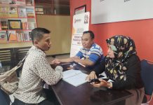Dicatut Parpol, Warga Maros Mengadu ke Posko Bawaslu Maros FOTO: Bawaslu Maros saat memerima aduan masyarakat terkait namanya namanya dicatut oleh parpol sebagai anggota partai politik dalam tahapan pemilu pendaftaran dan verifikasi calon partai politik peserta pemilu 2024