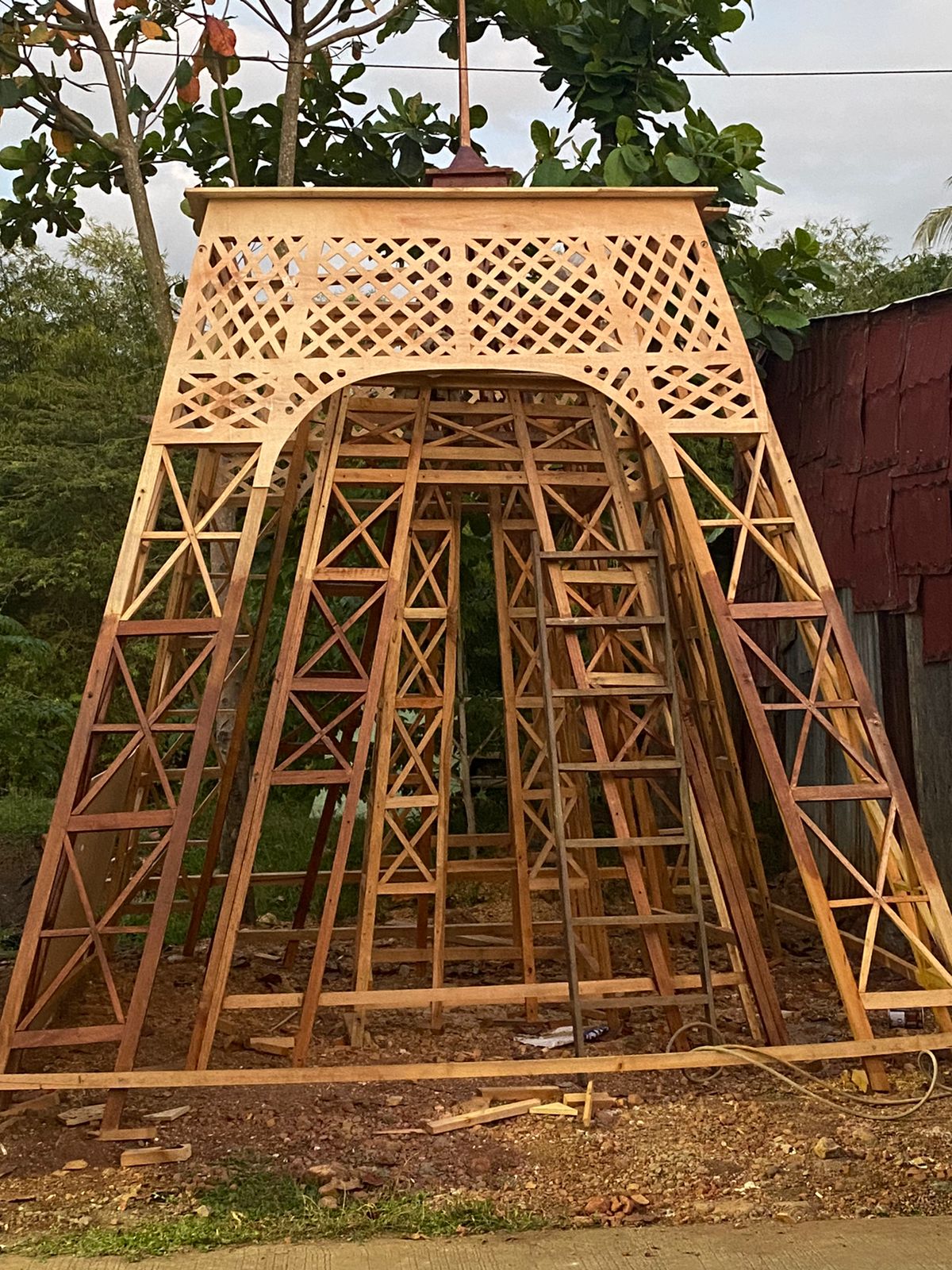 FOTO: Replika Menara Eiffel dari bahan bambu hasil swadaya warga di Kelurahan Katimbang Biringkanaya. (Properti Lurah Katimbang)