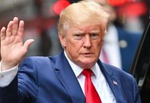 Kediamannya Didatangi FBI, Donald Trump Terancam Hukuman Penjara Hingga 5 Tahun FOTO: Mantan Presiden AS Donald Trump terancam hukuman penjara hingga 5 tahun karena membawa dokumen rahasia dari Ruang Oval Gedung Putih ke kediamannya, Mar-a-Lago, dan mendeklasifikasikannya tanpa mengikuti prosedur yang berlaku. (BBC)