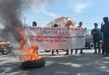 Langgar UU Lingkungan Hidup, Aktivis Desak DPRD Sulsel RDP dengan Pihak PT. Panca Digital Solution Penyebab Air Laut Berwarna Merah di Lutim FOTO: Sejumlah aktivis mahasiswa yang menamakan lembaga pergerakannya, Komite Jaringan Aktivis Mahasiswa (KEJAM) Sulawesi Selatan mengelar aksi terkait dengan pencemaran lingkungan di Kabupaten Luwu Timur, Sulawesi Selatan.
