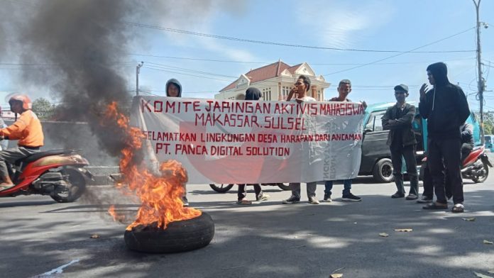 FOTO: Sejumlah aktivis mahasiswa yang menamakan lembaga pergerakannya, Komite Jaringan Aktivis Mahasiswa (KEJAM) Sulawesi Selatan mengelar aksi terkait dengan pencemaran lingkungan di Kabupaten Luwu Timur, Sulawesi Selatan.