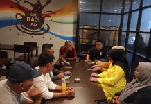 Pimcam Manggala Gelar Pertemuan Jelang Pelantikan DPD II Golkar Makassar, Ismo: Kami Bertekad Menangkan Golkar di Pemilu dan Pemilukada 2024 FOTO: Pimpinan Kecamatan Manggala DPD II Partai Golkar, Ismail Mooduto, SE, Sekertaris Syarifudin, SE dan Marwanti, SE (Bendahara) beserta pengurus saat menggelar pertemuan di Baji Kafe Antang. Senin, (15/8)