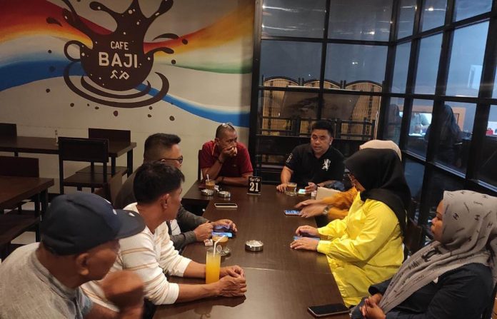 FOTO: Pimpinan Kecamatan Manggala DPD II Partai Golkar, Ismail Mooduto, SE, Sekertaris Syarifudin, SE dan Marwanti, SE (Bendahara) beserta pengurus saat menggelar pertemuan di Baji Kafe Antang. Senin, (15/8)