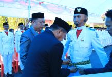 Bupati Andi Utta Kukuhkan Pengibar Bendera HUT RI ke 77 FOTO: Bupati Bulukumba Andi Muchtar Ali Yusuf saat upacara pengukuhan di rumah jabatan Bupati, Senin 15 Agustus 2022.