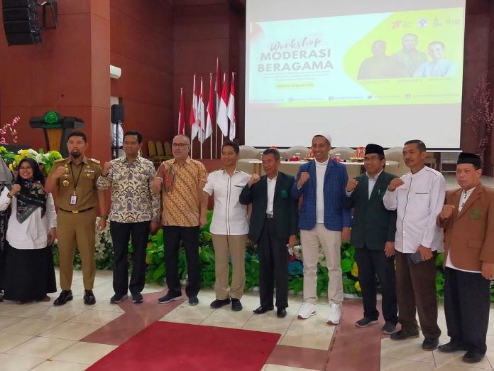 FOTO: Deputi Bidang Pemberdayaan Pemuda Kemenpora Prof Faisal Abdullah bersama civitas Fakultas Dakwah dan Komunikasi UIN Alauddin Makassar. Selasa (16/8/2022).