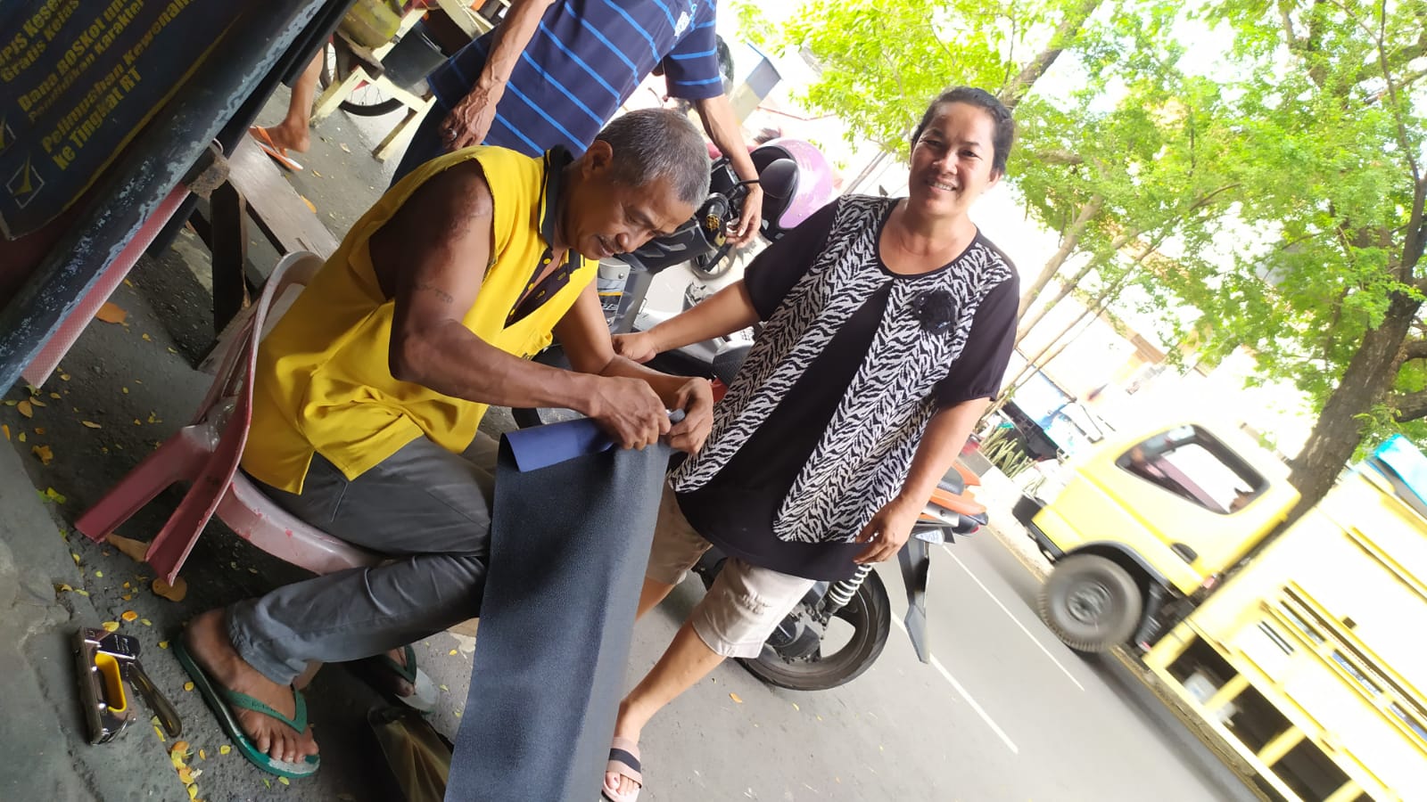 FOTO: Ferdy ayah Fauziah berprofesi tukang tambal ban dan bensin eceran (Botol) diantara Jalan Veteran Utara dengan Jalan Sungai Walanai.