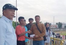 Beri Perhatian ke Pesepakbola Muda, Pengurus DPD II Golkar Bulukumba ini Berikan Bonus FOTO: Kiri Bupati Bulukumba, saat didampingi Wakil Ketua Pengendali Massa Partai Golkar, Andi Didi menyerah bonus kepada Fahmi. Selasa, (16/8)