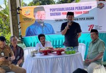 Syamsuddin Karlos Gelar Sosialisasi Perda, Beri Bantuan Alat Pertanian FOTO: Syamsuddin Karlos saat menggelar Sosialisasi Perda Nomor 4 Tahun 2022 Tentang Pengembangan Pupuk Organik di Desa Lembangmanai Utara, Kecamatan Rumbia, Kabupaten Jeneponto. Selasa, (16/8)