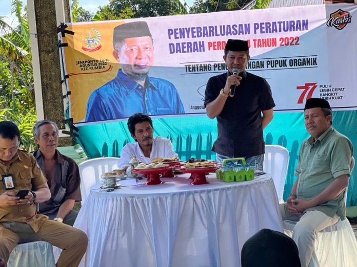 FOTO: Syamsuddin Karlos saat menggelar Sosialisasi Perda  Nomor 4 Tahun 2022 Tentang Pengembangan Pupuk Organik di Desa Lembangmanai Utara, Kecamatan Rumbia, Kabupaten Jeneponto. Selasa, (16/8)