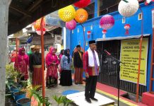 Warga Kelurahan Tamamaung Gelar Upacara HUT RI, Dihadiri Sekdis Perpustakaan Kota Makassar FOTO: Sekertaris Dinas Perpustakaan Kota Makassar, Andi Mappanyukki saat menjadi inspektur upacara. Rabu, (17/8)