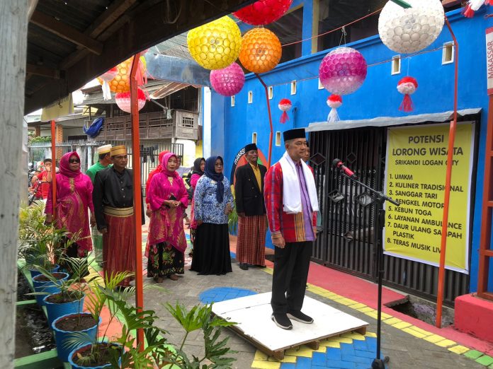 FOTO: Sekertaris Dinas Perpustakaan Kota Makassar, Andi Mappanyukki saat menjadi inspektur upacara. Rabu, (17/8)