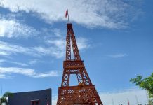 Warga Kelurahan Katimbang RW 5 Gelar Upacara HUT RI, Berlatar Replika Menara Eiffel di Longwis FOTO: Warga Kelurahan Katimbang saat mengabadikan foto berlatar belakang replika menara Eiffel. Rabu, (17/8)