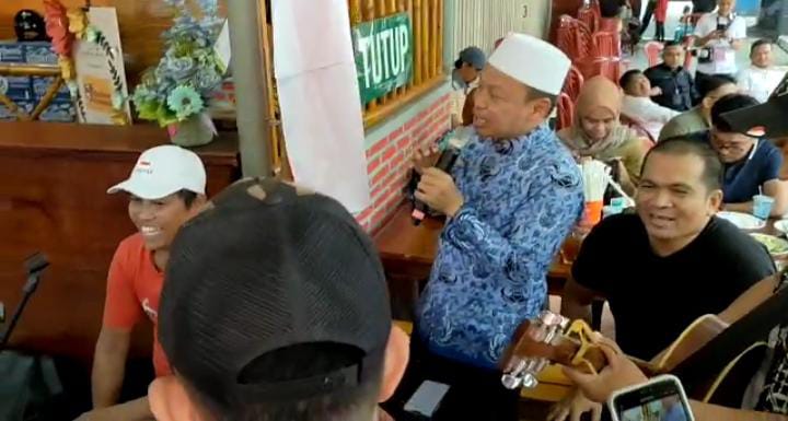 FOTO: Dai Kondang Dasa'ad Latif saat menghibur para pengunjung rumah makan di gedung PWI Sulsel (Hasil tangkap layar dari video WA)