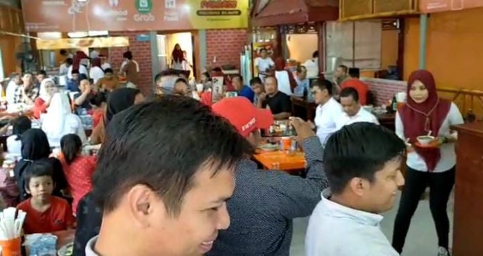 FOTO: Aktivitas rumah makan di dilantai dasar gedung PWI Sulsel yang sempat disegel pihak Satpol PP Pemrov Sulsel. (Hasil tangkap layar dari video WA)