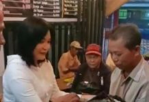 Lidya Lumi Berbagi Sembako dengan Tukang Becak dan Bentor Susan Lydia Lumi, Sekretaris Jenderal Relawan Andi Amran Sulaiman (RAAS) saat membagikan sembako untuk tukang becak dan bentor di Warkop Elsentra, Jalan Dg Tata, Kota Makassar.