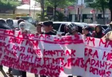 GPPM Gelar Aksi, Copot Dirut PDAM Makassar, Pertanyakan Pengelolaan IPA 2 Perusahaan FOTO: Gerakan Pemuda Peduli Makassar (GPPM) menggelar aksi unjuk rasa (Unras) di kantor Balai Kota Jalan Ahmad Yani Kota Makassar. Kamis, (18/8)