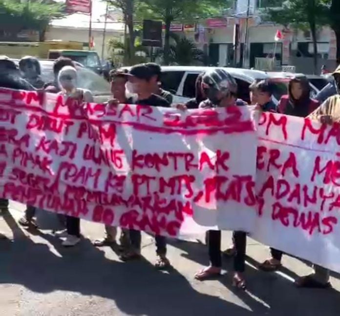 FOTO: Gerakan Pemuda Peduli Makassar (GPPM) menggelar aksi unjuk rasa (Unras) di kantor Balai Kota Jalan Ahmad Yani Kota Makassar. Kamis, (18/8)