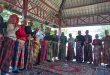 Bangun Rumah Adat dan Rencana Pemilihan Raja Ke XIX, Pelaksana Tugas Raja Tallo Kumpul Para Gallarang FOTO: Andi Iskandar Esa Daeng Pasore Karaeng Bonto Macanang, Ketua Lembaga Adat Pasereanta Firman Sombali Kerajaan Islam Kembar Gowa Tallo dan Para Gallarang. Minggu, (14/8).