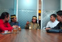 Lembaga Adat Kerajaan Tallo, Dukung Pembangunan Rel Kereta Maros Makassar Yang Digagas Presiden Jokowi FOTO: Dewan Pemangku Adat Kerajaan Kembar Islam Gowa Tallo, Andi Iskandar Esa Daeng Pasore Karaeng Bonto Macanang Selaku Ketua Lembaga Adat Pasereanta Dirman Sombali Kerjaan Islam Kembar Gowa Tallo.