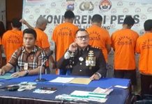 Gerak Cepat Laksanakan Perintah Kapolri, Polres Sijunjung Tangkap Bandar Judi online dengan Kode 303 Foto; Kapolres Sijunjung, AKBP Muhammad Ikhwan Lazuardi jumpa pers terkait penangkapan 7 bandar judi online 303.