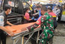Parkir Mobil Didepan Toko, Purnawirawan TNI AD Berpangkat Pameng Tewas di Tangan Aseng Foto: Warga mengevakuasi korban penganiayaan di Lembang, Bandung Barat, Selasa (16/8/2022). (KOMPAS.COM/Bagus Puji Panuntun)