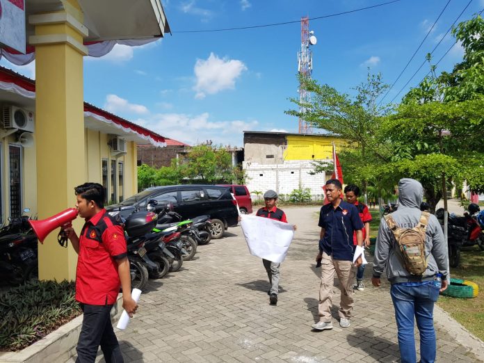 FOTO: Aksi Perhimpunan Pergerakan Mahasiswa (PPM), Gelar aksi unjuk rasa di depan kantor Balai Besar Konservasi Sumber Daya Alam (BBKSDA), Sulawesi Selatan.