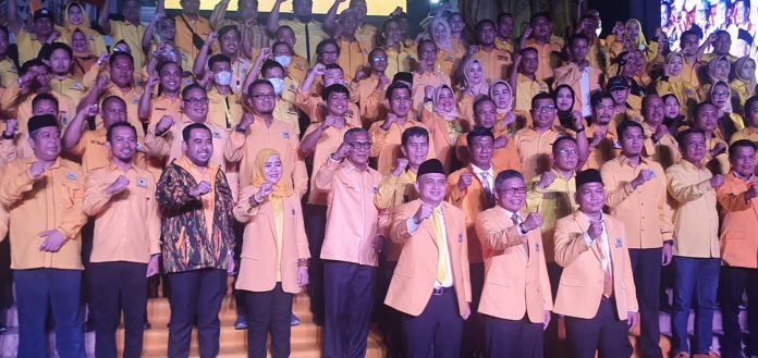 FOTO: HM Taufan Pawe Ketua DPD I Golkar Sulsel usai melantik Ketua DPD II Golkar Makassar, Munafri Arifuddin bersama 335 Pengurus Golkar Makassar di Monumen Mandala, Kota Makassar. Jumat, (19/8) malam.