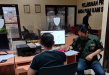 Ke Polda Sulsel, BMI Lapor Penggunaan Gambar Palu Arit Saat Digelar Unras Komite HAM Makassar Tolak RKUHAP FOTO: Ketua Umum BMI saat melakukan laporan polisi di Polda Sulsel. Jumat, (19/8) malam