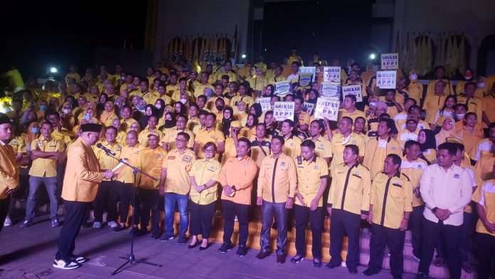 FOTO: Pelantikan Pimcam dan Pimlur DPD II Golkar Makassar di Monumen Mandala, Kota Makassar. Jumat, (19/8) malam