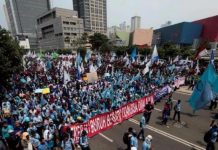 Pekan Depan Pemerintah Bakal Umumkan Kenaikan BBM, Buruh Ancam Demo, Mahasiswa? FOTO: Buruh saat menggelar aksi demo peringati May Day (kompas)