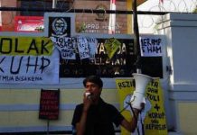 Soal Gambar Palu Arit di Aksi Komite HAM Makassar, Korlap Syaifullah Disebut Harus Bertanggungjawab FOTO: Koordinator Aksi Komite HAM Makassar, Akmul alias Syaifullah, Mahasiswa Fakultas Teknik, Universitas Muslim Indonesia, Angkatan 2016, saat menggelar aksi menolak Rancangan Kitab Undang-undang Hukum Acara Pidana (RKUHAP) di gedung DPRD Sulsel, Selasa, 16 Agustus 2022 lalu. (Properti BMI)