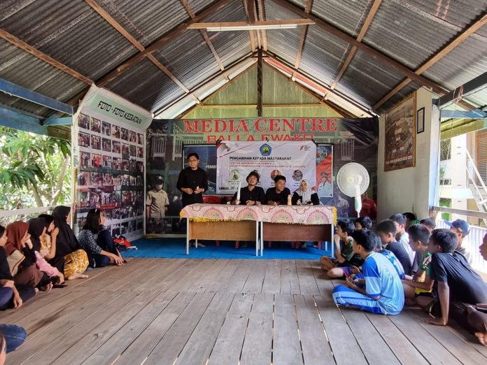 FOTO: Dosen Sekolah Tinggi Ilmu Sosial dan Ilmu Politik 17-8-1945 Makassar melaksanakan program pengabdian kepada masyarakat di Pulau Lakkang, Kota Makassar.