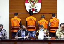 Selain Rektor, KPK Juga Tetapkan WR dan Ketua Senat Universitas Lampung Sebagai Tersangka Foto: Bidik layar video streaming YouTube KPK penetapan tersangka korupsi penerimaan mahasiswa baru di Universitas Lampung, Minggu (21/8/2022).(KOMPAS.COM/Bidik layar/YouTube KPK)