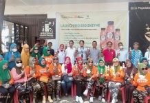 Sampah Menggunung di TPA Antang, MTS Beri Solusi Gelar Launching Produk Ecoenzyme FOTO: Komunitas Manggala Tanpa Sekat (MTS) usai menggelar Launching produk Ecoenzyme yang diolah dari sampah rumah tangga di pelataran Bank Sampah Sektoral Manggala, Sabtu (20/8) lalu.