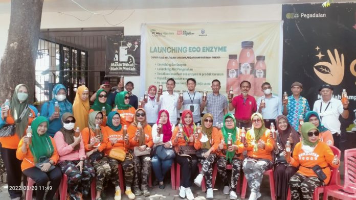 FOTO: Komunitas Manggala Tanpa Sekat (MTS) usai menggelar Launching produk Ecoenzyme yang diolah dari sampah rumah tangga di pelataran Bank Sampah Sektoral Manggala, Sabtu (20/8) lalu.