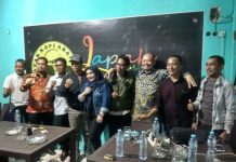 Dua Bacaleg PKB Ngopi Bareng Bersama Warga Ditengah Pasar