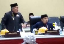 TP Singgung Anggota DPRD Parepare Sering Keluar Kota, Adu Mulut pun Pecah FOTO: Hasil tangkap layar dari video viral berdurasi 00:57 detik. Saat Wali kota adu mulut dengan salah satu anggota DPRD Parepare. Senin, (22/8)