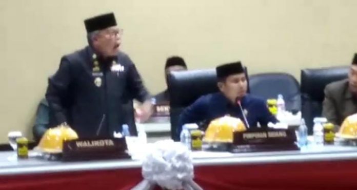 FOTO: Hasil tangkap layar dari video viral berdurasi 00:57 detik. Saat Wali kota adu mulut dengan salah satu anggota DPRD Parepare. Senin, (22/8)