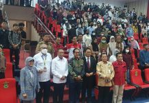 Andalkan Kampus Laboratorium, Menpora Motivasi Mahasiswa Fakultas Hukum Unhas FOTO: Menteri Pemuda dan Olahraga (Menpora) Zainudin Amali bersama civitas mahasiswa fakultas hukum Universitas Hasanuddin usai membawakan kuliah umum di aula Prof. Lopa Fakultas Hukum Unhas Makassar, Selasa (23/8/2022).
