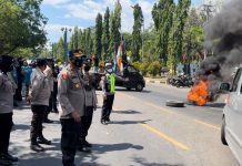 HPPMI Cabang Maros Gelar Unras Tolak RKUHP, Kapolsek Turikale: Berjalan Tertib FOTO: Kapolsek Kompol Ridwan Saenong, SH,.MH bersama jajaran Polsek Turikale saat melakukan pengamanan aksi unjuk rasa. Selasa, (23/8)