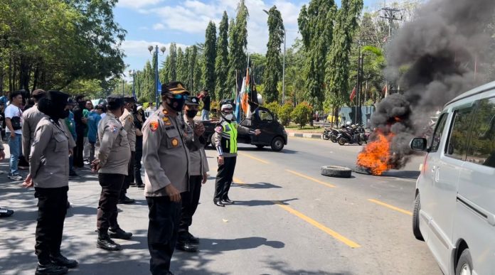 FOTO: Kapolsek Kompol Ridwan Saenong, SH,.MH bersama jajaran Polsek Turikale saat melakukan pengamanan aksi unjuk rasa. Selasa, (23/8)