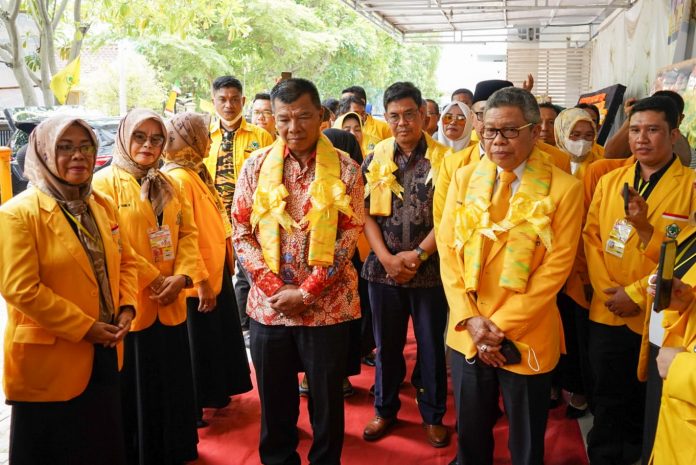 FOTO: Bupati Muchtar Ali Yusuf, Wakil Bupati dan Taufan Pawe saat tiba di hotel Agry, Pelantikan DPD II Golkar Bulukumba. Kamis, (25/8/2022)