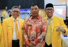 Puja Puji Taufan Pawe untuk Andi Utta: Masyarakat Bulukumba Bersyukur FOTO: Kiri, Ketua DPD I Golkar Sulsel Taufan Pawe, Bupati Muchtar Ali Yusuf dan Nirwan Arifuddin Ketua DPD II Golkar Bulukumba.